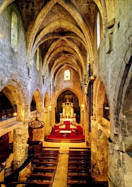 Pompes funébres à grasse avec organisation de cérémonie religieuse